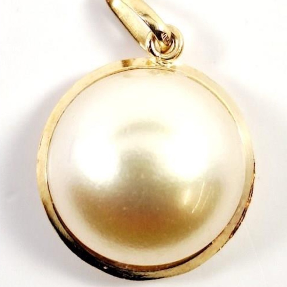 Elegant 18k Gold and Cream Pearl Pendant